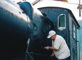 Ferroclub de CdelU inició la pintura a mano de la locomotora histórica «La 85»