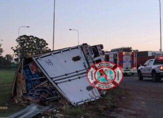 Camionero quedó atrapado tras volcar en la rotonda de Termas y fue rescatado por Bomberos