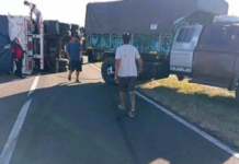 Insólito: utilizaron un móvil oficial para llevarse naranjas de un camión volcado