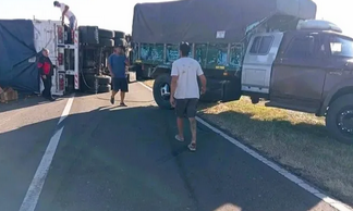 Insólito: utilizaron un móvil oficial para llevarse naranjas de un camión volcado