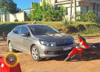 San José: una joven sufrió lesiones graves tras chocar en moto contra un auto