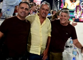 Mientras 120 mil personas colmaron Paraná con Lali, Scioli y Satto eligieron mostrarse en el Carnaval de Gualeguaychú