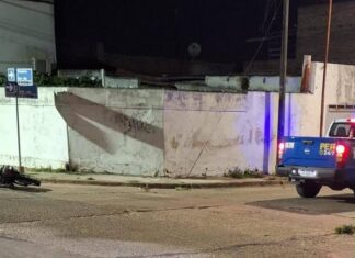 Grave choque de motos en el centro dejó a un joven con fractura