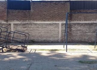 Juegos dañados en Plaza Rivadavia