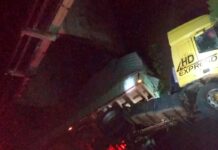 Un camión cayó debajo de un puente en la Autovía 14
