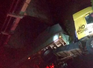 Un camión cayó debajo de un puente en la Autovía 14