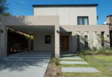 Revelan que Adorni se construyó una casa en un country lujoso y Milei lo respalda