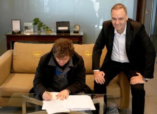 Milei banca a Adorni y se postula a la reelección