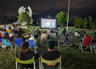 Cine Bajo las Estrellas convocó a más de 140 vecinos con “Argentina, 1985”