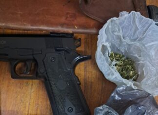 Lo detuvieron tras amenazar a la policía con un machete y encontrarle drogas