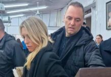 «Deslomado»: Adorni investigado por la Justicia por los viajes con su esposa a Nueva York y Punta del Este en aviones privados