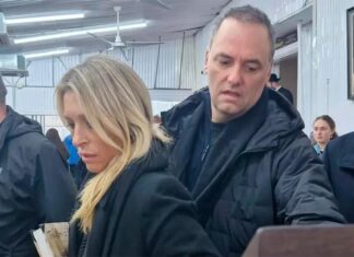 «Deslomado»: Adorni investigado por la Justicia por los viajes con su esposa a Nueva York y Punta del Este en aviones privados