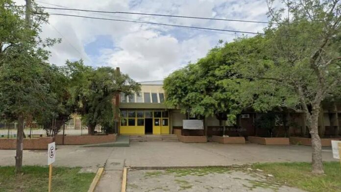 escuela-san-cristobal-santa-fe-alumno-mato-companero_png._webp_75