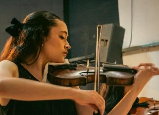 Joven violinista uruguayense se luce junto a la Sinfónica de Tres de Febrero