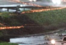 Una motociclista fue arrastrada por el agua y cayó al zanjón del ex FAPU