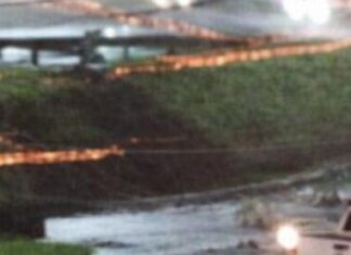 Una motociclista fue arrastrada por el agua y cayó al zanjón del ex FAPU