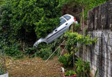 Un auto cayó desde un barranco al patio de una vivienda en barrio San José