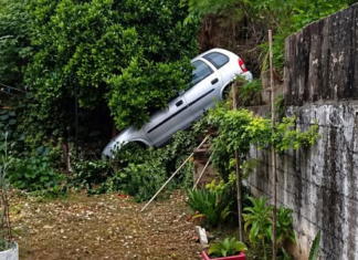 Un auto cayó desde un barranco al patio de una vivienda en barrio San José