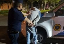 Detuvieron a un hombre que caminaba con un fusil y joyas robadas