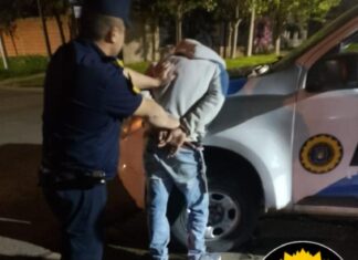 Detuvieron a un hombre que caminaba con un fusil y joyas robadas