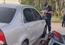 Un motociclista sufrió lesiones graves tras chocar con un auto en Colón