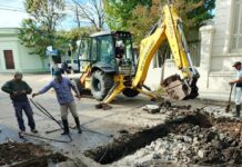 Reparan una importante pérdida de agua frente a la Escuela Viamonte