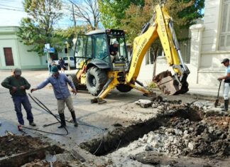 Reparan una importante pérdida de agua frente a la Escuela Viamonte
