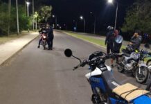 Persecución y daños luego de que un motociclista menor intentó evadir un control policial