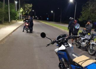 Persecución y daños luego de que un motociclista menor intentó evadir un control policial