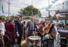 Acto, desfile y Pericón Nacional en una multitudinaria fiesta patria