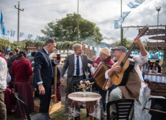 Acto, desfile y Pericón Nacional en una multitudinaria fiesta patria
