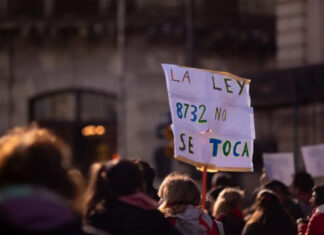 Agmer se moviliza contra la reforma previsional frente a Casa de Gobierno