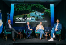 En el marco del proceso de recuperación y puesta en valor del Hotel Ayuí, se realizó en la sede de la Comisión Técnica Mixta de Salto Grande una reunión informativa destinada a cámaras empresariales y potenciales oferentes vinculados al sector hotelero, gastronómico y turístico. La actividad se desarrolló en el contexto de la licitación pública abierta a fines de marzo e incluyó a interesados que previamente habían participado de la visita técnica al inmueble, requisito necesario para formar parte del llamado. Durante la jornada se brindaron exposiciones relacionadas con el estado actual de la infraestructura y las instalaciones del hotel, además de un análisis de mercado sobre las posibilidades de desarrollo turístico y comercial del complejo. También se abordaron aspectos jurídicos vinculados al proceso licitatorio. El presidente de la Delegación Argentina ante CTM Salto Grande, Alejandro Daneri, sostuvo que la licitación representa “un punto de inflexión” entre el pasado de abandono y usurpación del establecimiento y una nueva etapa orientada al crecimiento de Concordia y la región. Asimismo, recordó que desde la recuperación impulsada por el gobernador Rogelio Frigerio y la posterior cesión administrativa a la Delegación Argentina de Salto Grande, se viene trabajando de manera sostenida para avanzar en la recuperación integral del hotel y generar condiciones adecuadas para su futura explotación. Daneri también destacó la confianza depositada por el Gobierno provincial para llevar adelante el proceso licitatorio, al que definió como transparente y estratégico, con la intención de convocar a actores con experiencia e inversión para garantizar un desarrollo sostenible. En ese sentido, remarcó que el Hotel Ayuí forma parte de la identidad regional y recordó su importancia histórica para el crecimiento turístico de Concordia y de Entre Ríos. Desde que el inmueble fue recuperado por el Estado provincial, se realizaron diversas tareas de reacondicionamiento, relevamientos técnicos y mejoras en sectores clave del predio para revertir el deterioro existente. Además, el mobiliario que se encontraba en el establecimiento fue destinado al Consejo Provincial del Niño, el Adolescente y la Familia y a la Municipalidad de Concordia para su reutilización. La recuperación del Hotel Ayuí se enmarca además dentro del plan de desarrollo integral del Perilago de Salto Grande, impulsado de manera conjunta por el Gobierno de Entre Ríos y la Delegación Argentina ante la CTM Salto Grande.