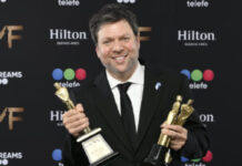 El conductor Guido Kaczka se convirtió en el gran ganador de los Premios Martín Fierro 2026 al quedarse con el Martín Fierro de Oro durante la 54ª edición de la tradicional ceremonia organizada por la Asociación de Periodistas de la Televisión y Radiofonía Argentinas (APTRA). La gala se realizó en el Hotel Hilton Buenos Aires y contó con la conducción de Santiago del Moro, quien estuvo al frente del evento por segundo año consecutivo. La transmisión estuvo a cargo de Telefe, canal que además lideró la entrega con 14 estatuillas obtenidas. Por su parte, El Trece consiguió nueve premios, incluido el Martín Fierro de Oro entregado a Kaczka por su labor en “Buenas Noches Familia”. Luego se ubicaron América TV y El Nueve con cinco galardones cada uno, mientras que la TV Pública obtuvo tres reconocimientos. La ceremonia comenzó con el tradicional discurso del presidente de APTRA, Luis Ventura, y tuvo distintos momentos emotivos y homenajes especiales. Durante la noche se reconoció a América TV por sus 60 años de trayectoria y también se distinguió al periodista deportivo Enrique Macaya Márquez por su carrera en los medios. Uno de los segmentos más emotivos fue el “In Memoriam”, acompañado por la interpretación de “Recuérdame”, canción de la película Coco, a cargo de Ángela Torres. Allí se recordó a distintas figuras fallecidas entre 2025 y 2026. La gala concluyó con un homenaje especial al entrenador Miguel Ángel Russo, en otro de los momentos destacados de la ceremonia. Entre los principales ganadores de la noche se destacaron programas como MasterChef Celebrity, La Voz Argentina, LAM y Telefe Noticias.