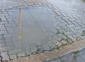 Vecinos del Puerto Viejo reclaman por pérdidas de agua históricas en tres puntos del barrio