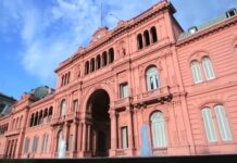 Vuelve la sala de prensa y crece la polémica
