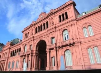 Vuelve la sala de prensa y crece la polémica
