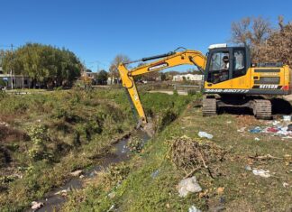Avanzan las tareas de limpieza en desagües pluviales del barrio 30 de Octubre