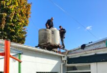 Avanza la limpieza y desinfección de tanques de agua en escuelas
