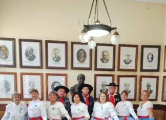 Adultos mayores de “Entrelazando Danzas” emocionaron con folklore en el Colegio del Uruguay