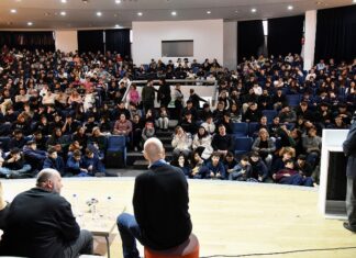 Auditorio colmado para escuchar a Cayetano hablar sobre ludopatía juvenil