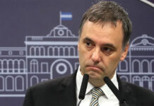 Adorni, al borde de su salida del Gobierno