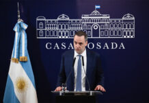 Adorni renunció y apuntó contra los medios