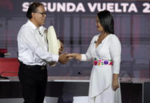 Perú: el balotaje se definió voto a voto y la incertidumbre se extendió hasta el escrutinio oficial