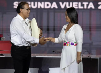 Perú: el balotaje se definió voto a voto y la incertidumbre se extendió hasta el escrutinio oficial