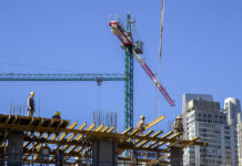 La industria y la construcción volvieron a caer en abril tras el repunte de marzo
