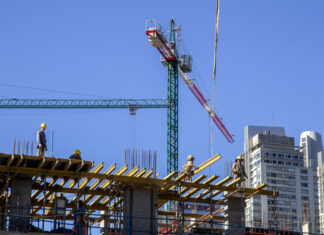 La industria y la construcción volvieron a caer en abril tras el repunte de marzo