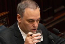 Crecen las versiones cruzadas por el intento de interpelación a Manuel Adorni