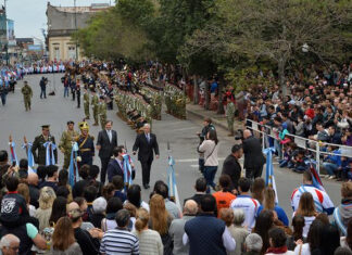 Concepción del Uruguay: emotivo acto por el Día de la Bandera y la Promesa en Plaza Ramírez