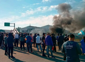 Trabajadores de Granja Tres Arroyos marchan por salarios adeudados y la continuidad laboral